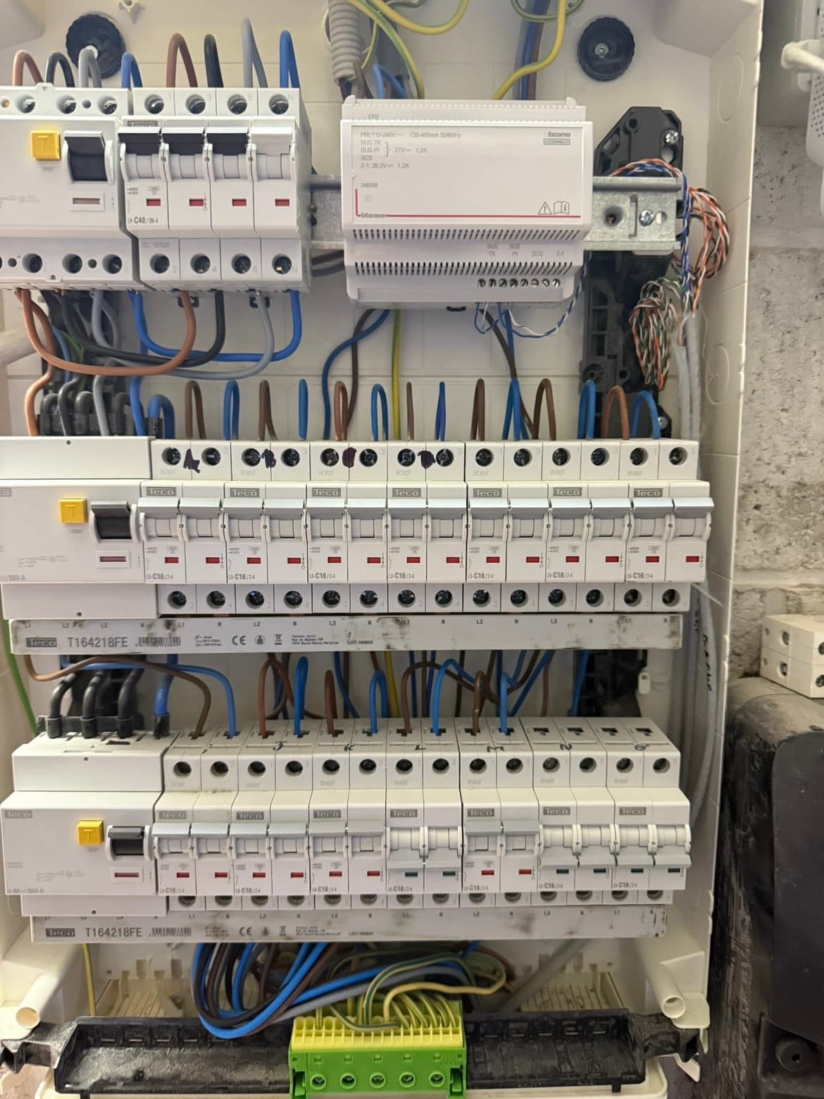 Tableau électrique domotique avec circuits repérés par pièce, installé par VK Elec à Rhode-Saint-Genèse