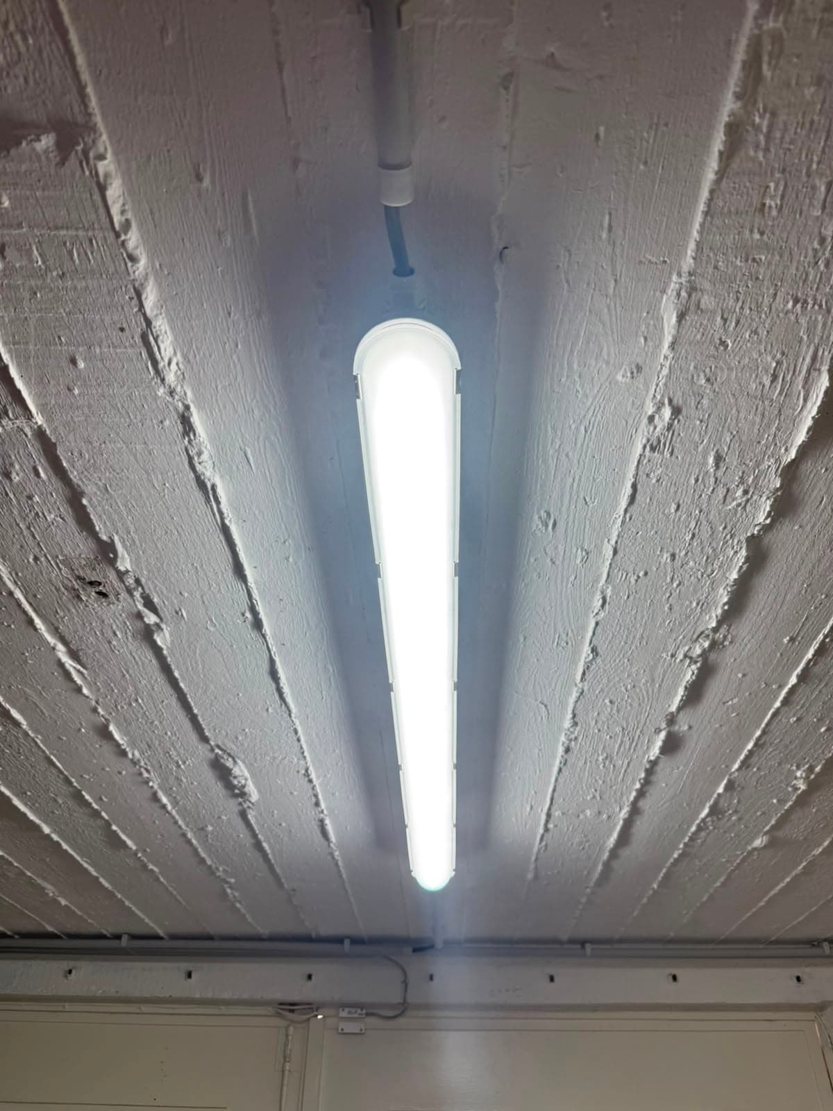 Réglette LED installée au sous-sol lors de la rénovation à Rhode-Saint-Genèse