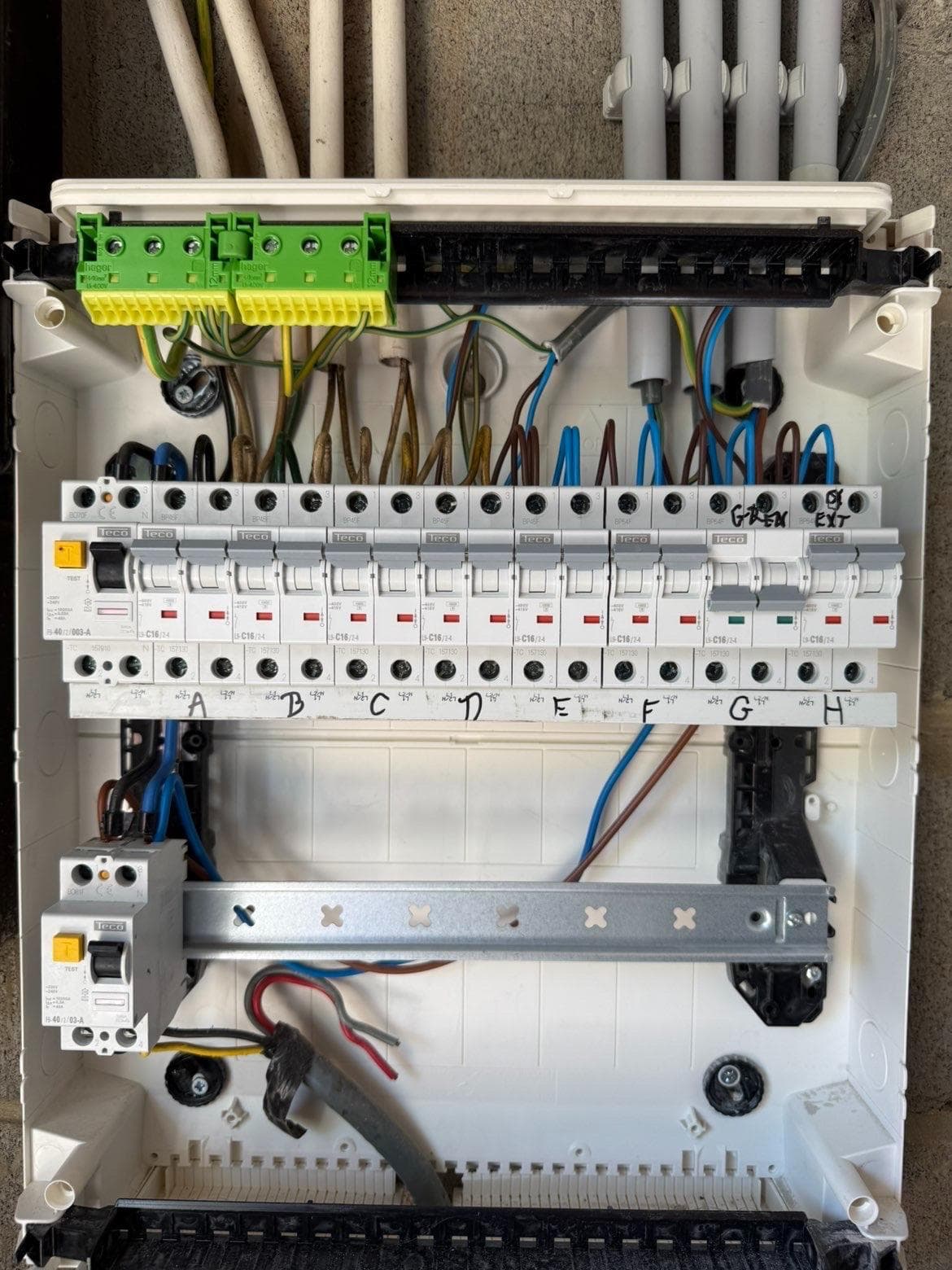 Nouveau tableau électrique avec circuits repérés de A à H installé à Limal