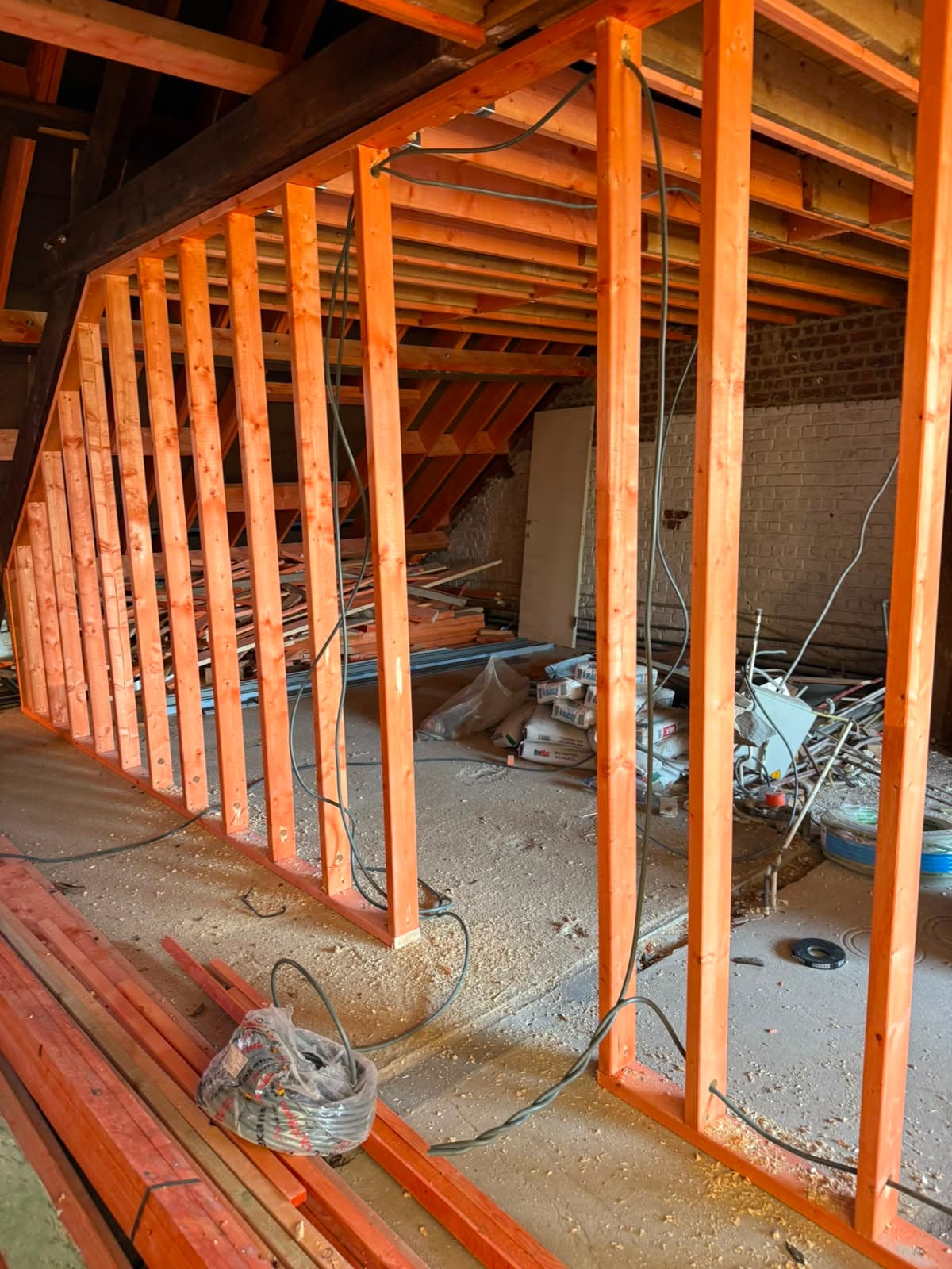 Câblage électrique dans une ossature bois avant fermeture, nouvelle construction