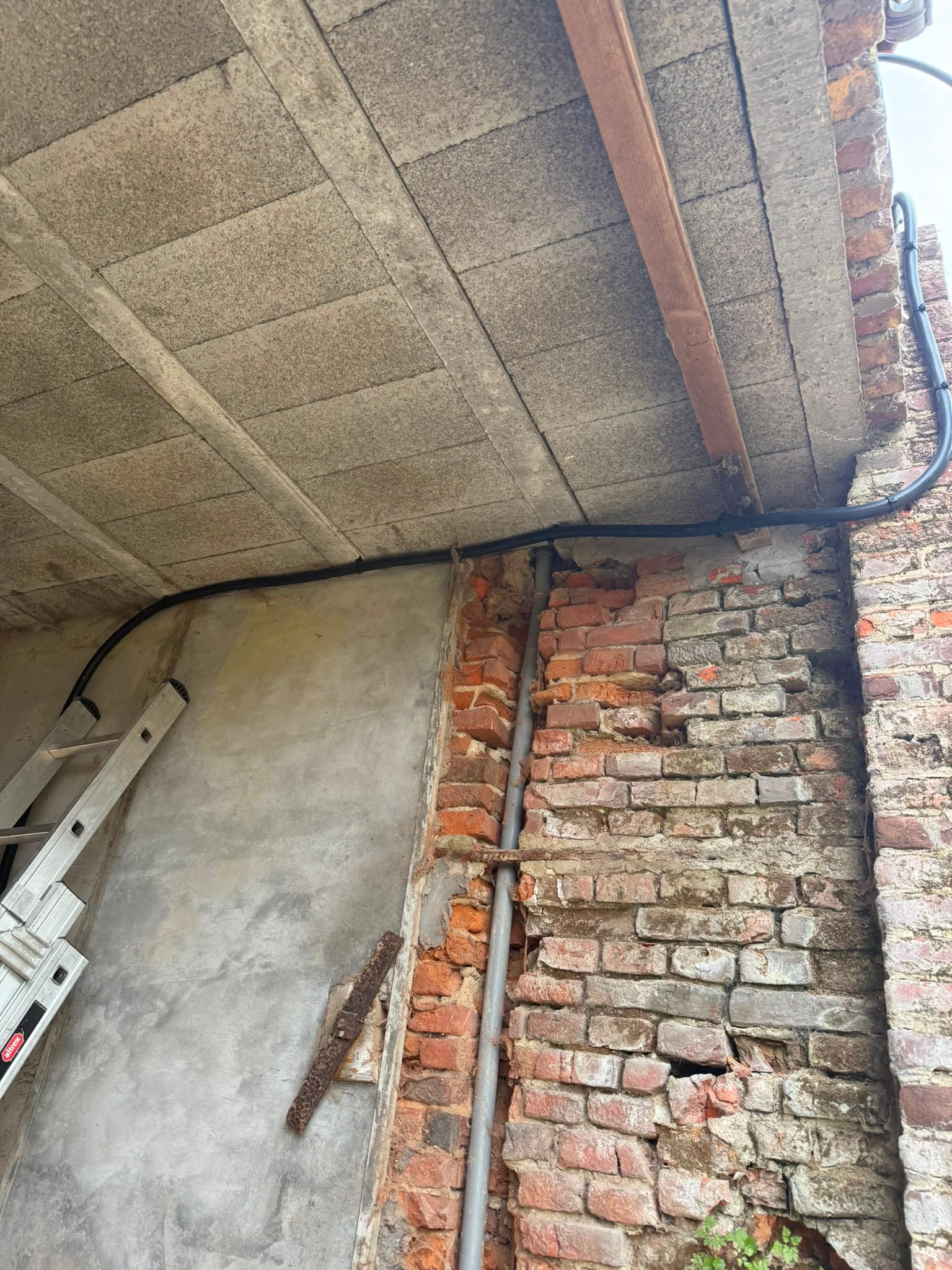 Passage de câbles le long d'un mur lors d'un chantier d'électricité générale
