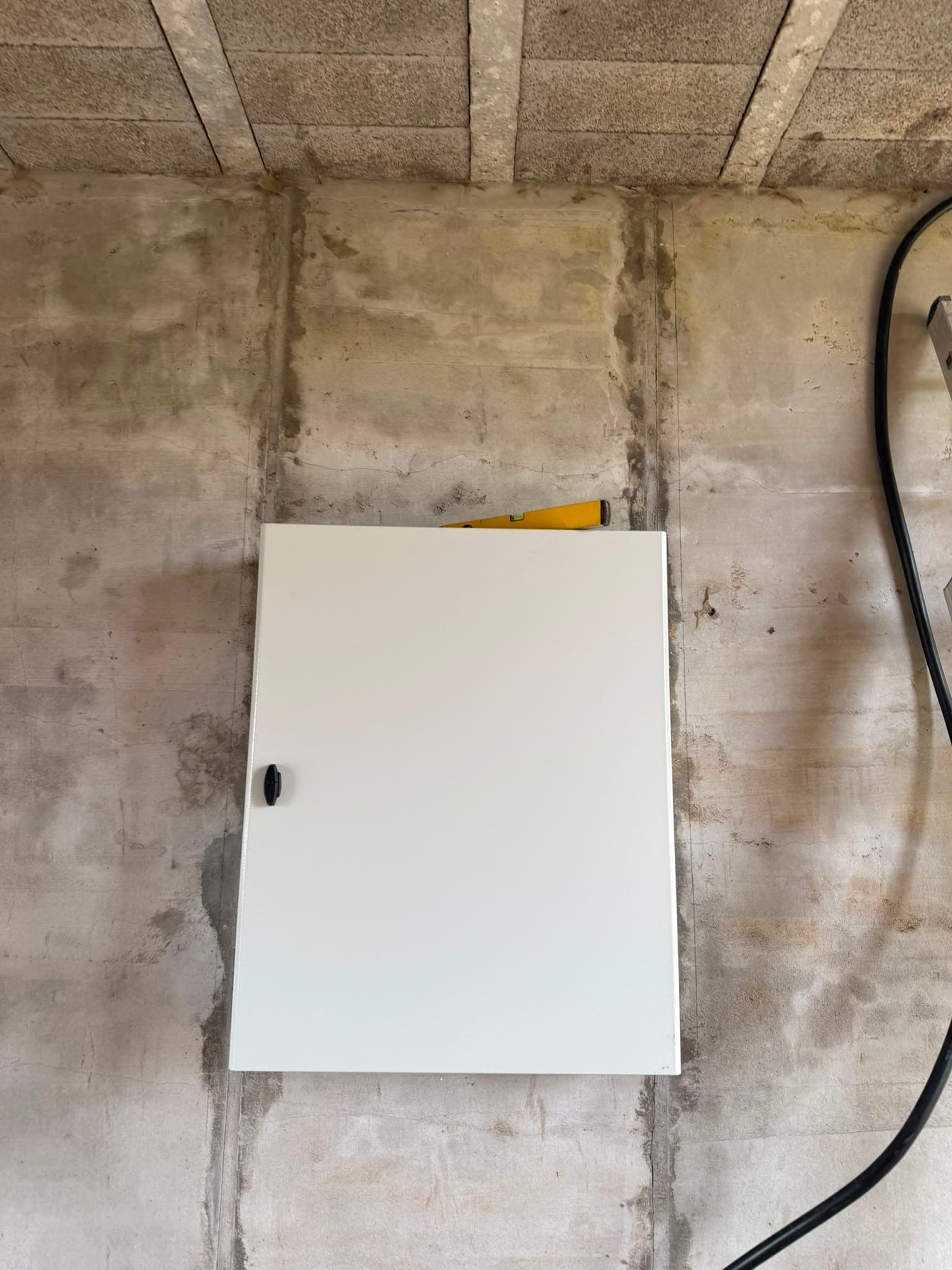 Détail de l'armoire électrique neuve installée à Flobecq