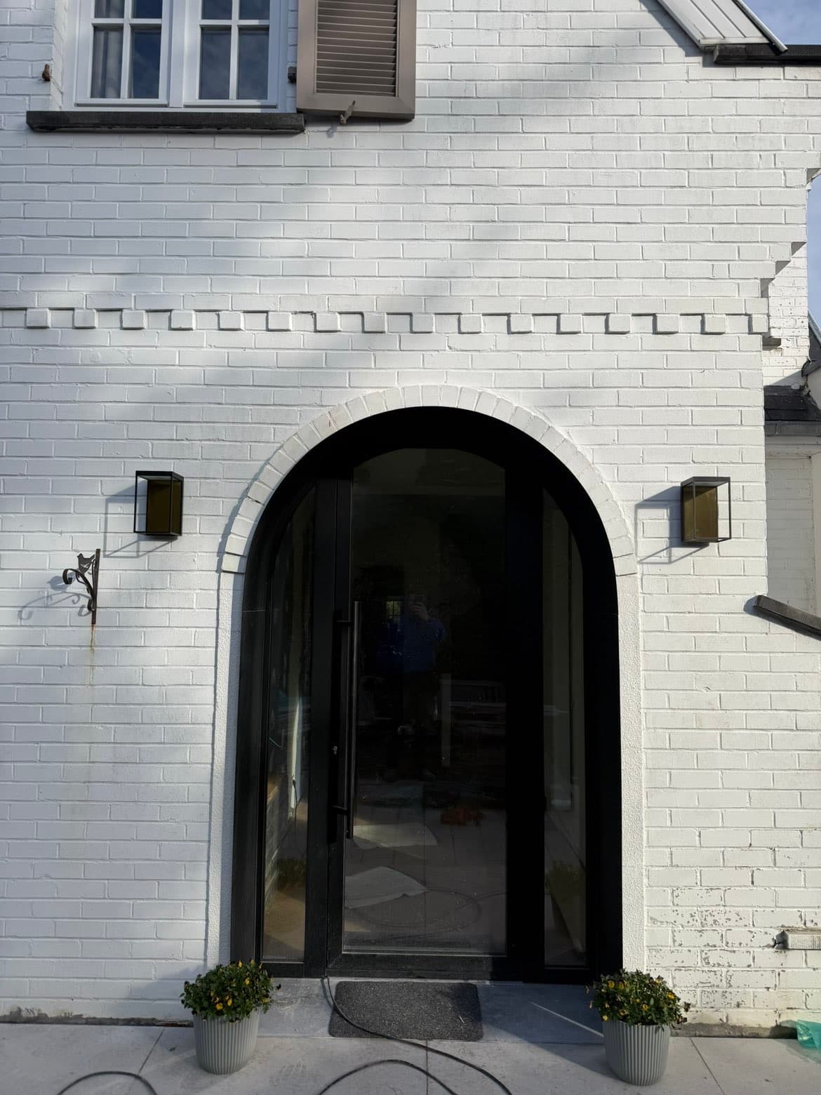 Appliques murales installées de part et d'autre de l'entrée de la villa à Rhode-Saint-Genèse