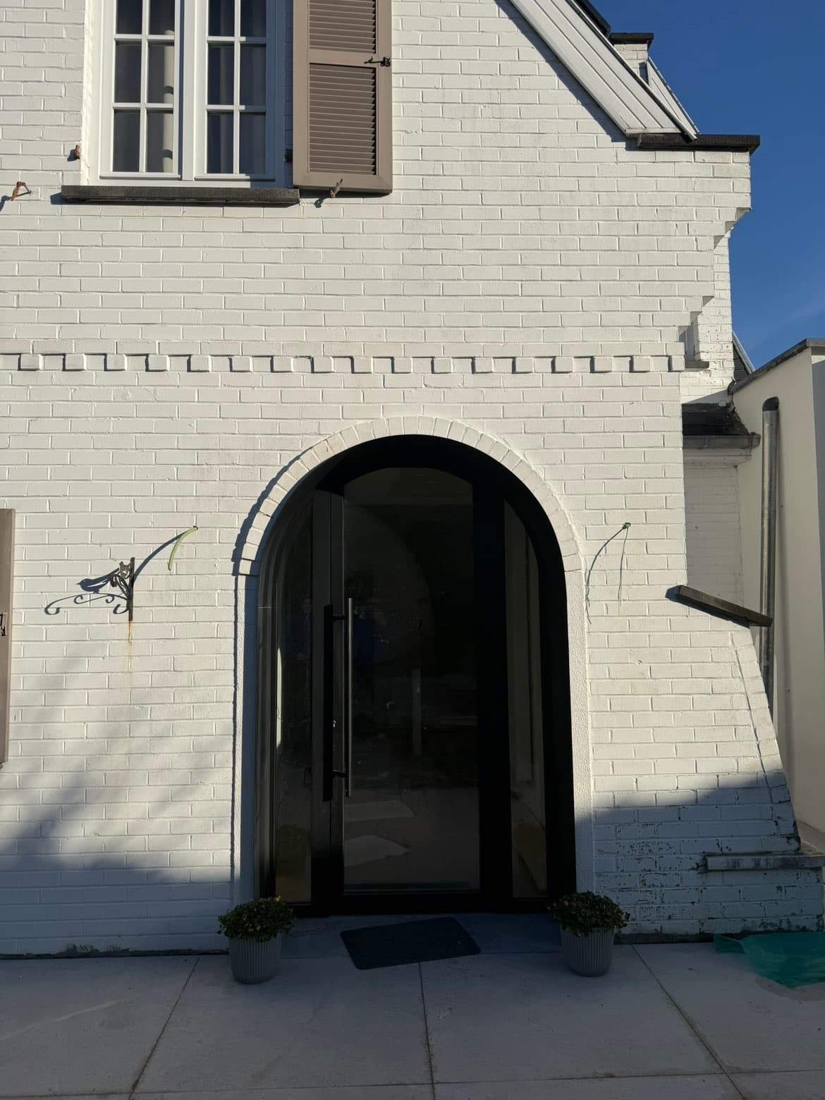 Éclairage extérieur installé en façade de la villa à Rhode-Saint-Genèse