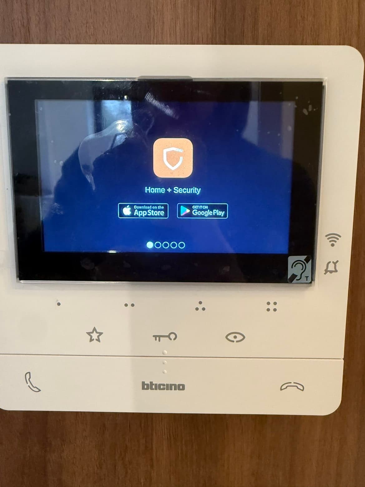 Écran de contrôle vidéophonie et domotique installé par VK Elec