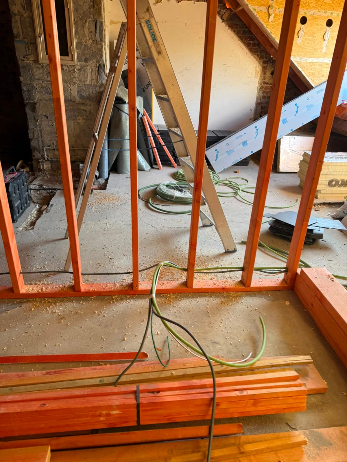 Câbles électriques posés au sol lors de l'aménagement d'une nouvelle construction
