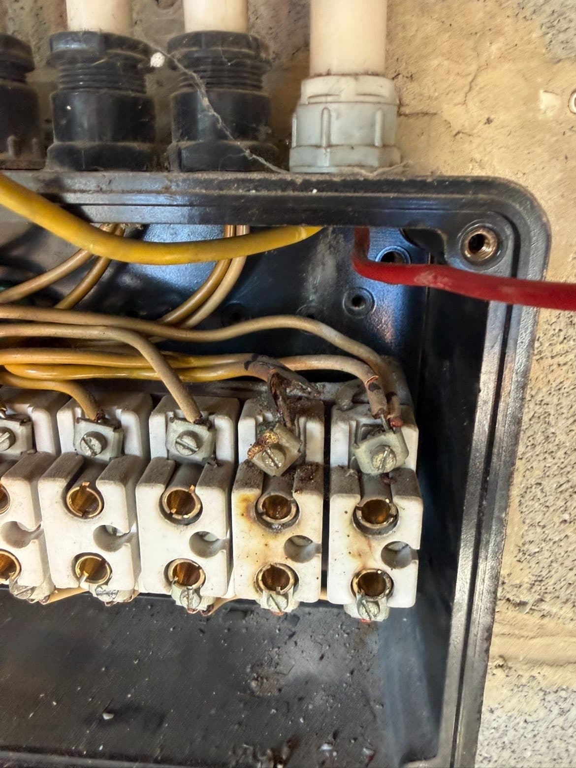 Ancien coffret à connexions vétustes avant remplacement