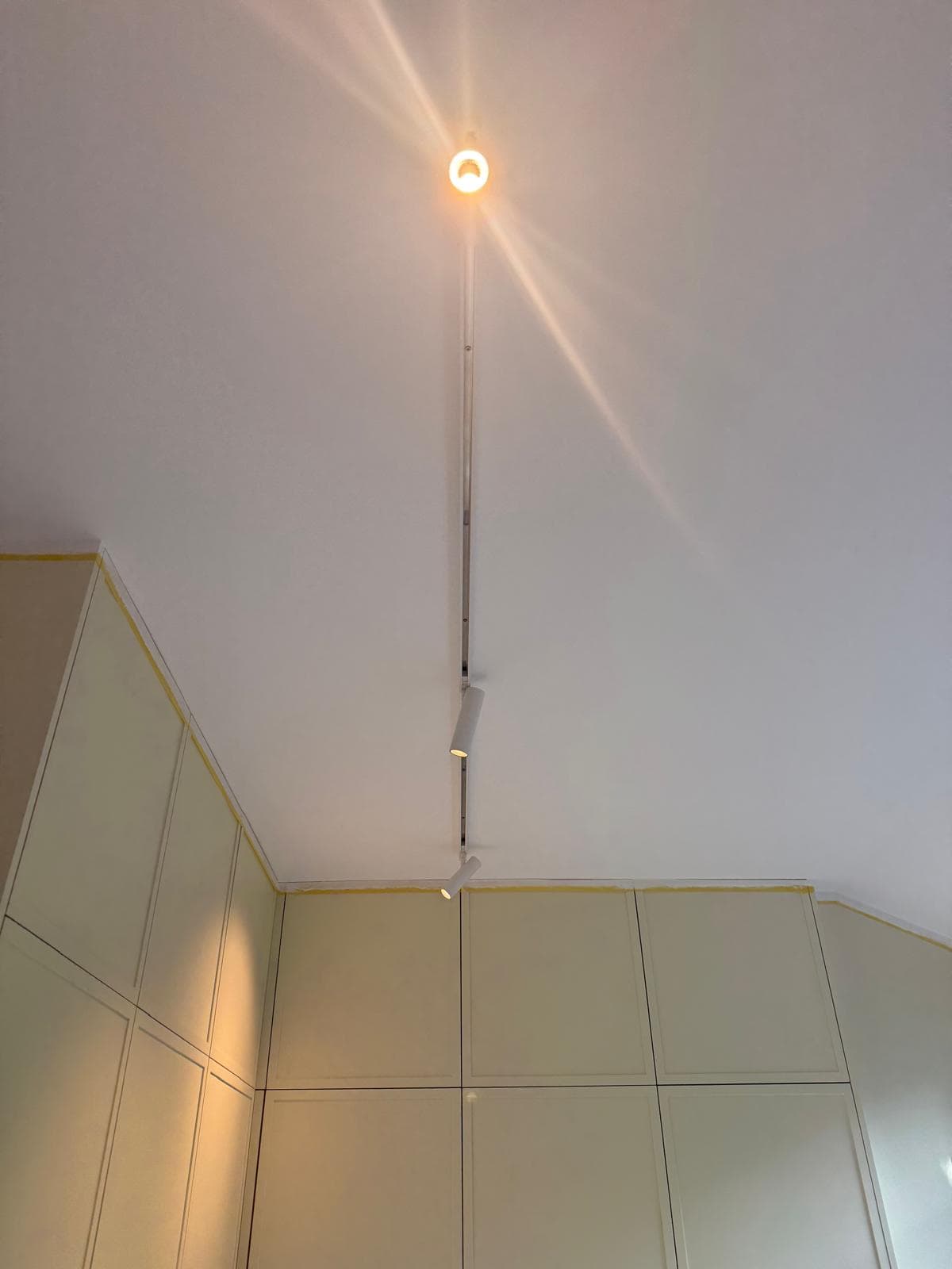 Éclairage sur rail avec spots orientables installé à Kraainem