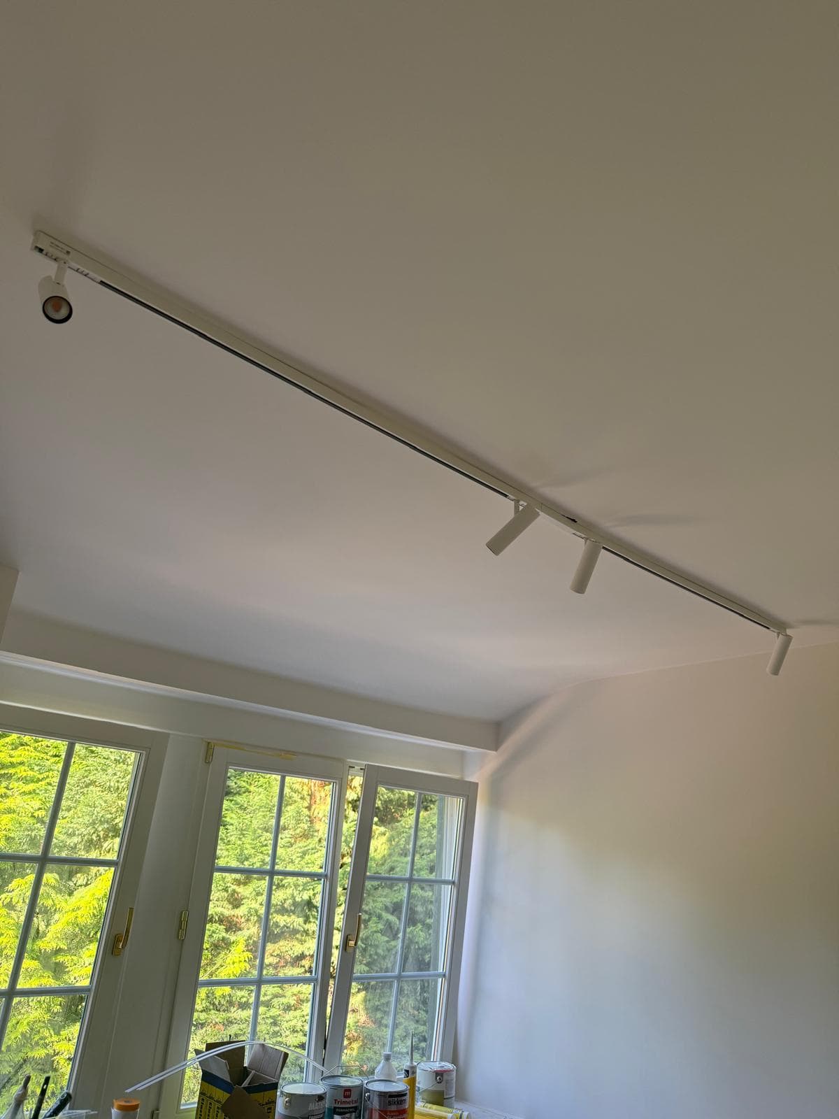 Rail d'éclairage avec spots dans une chambre à Kraainem