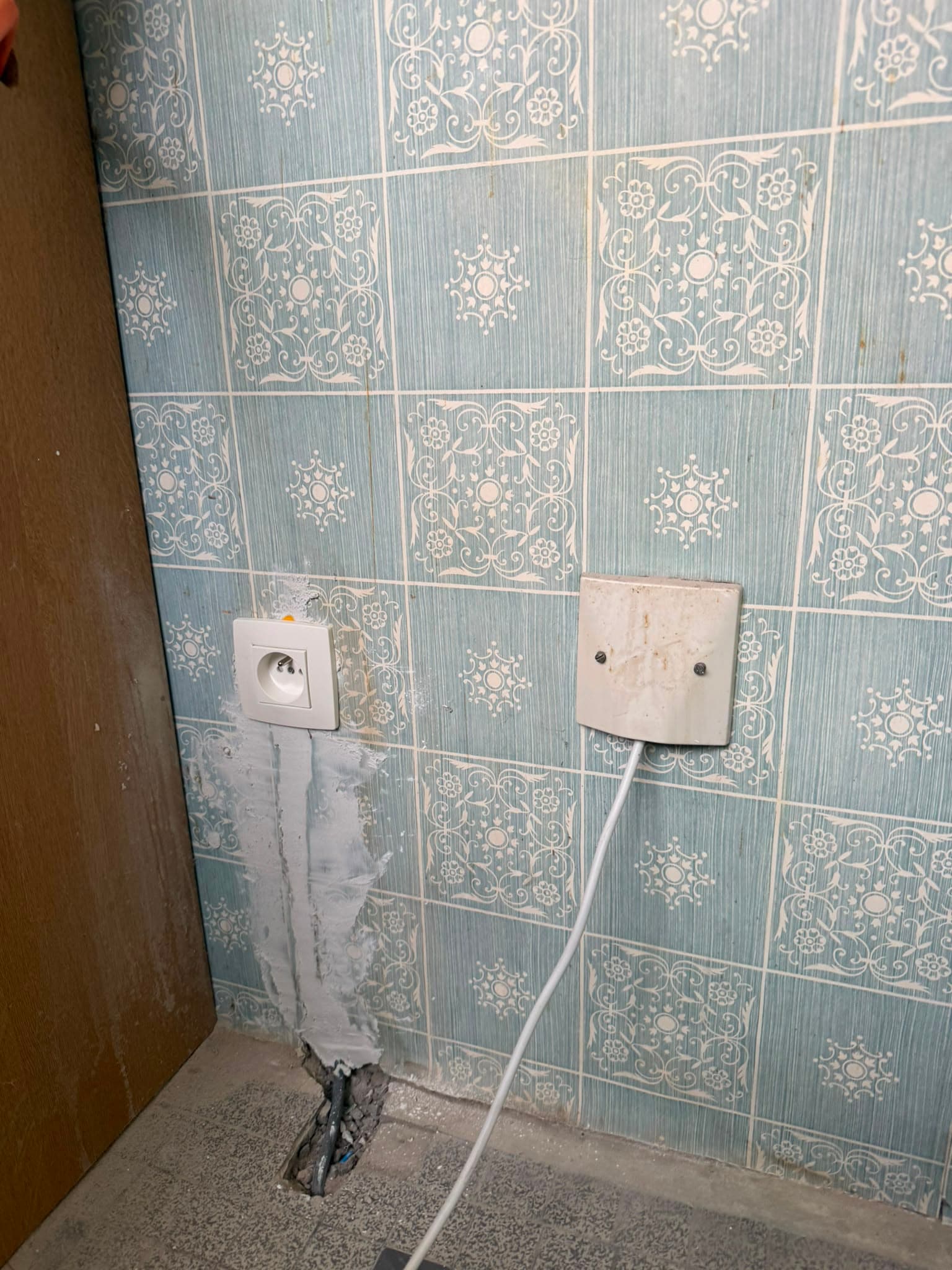 Ancienne prise murale et saignée avant rénovation électrique à Genappe