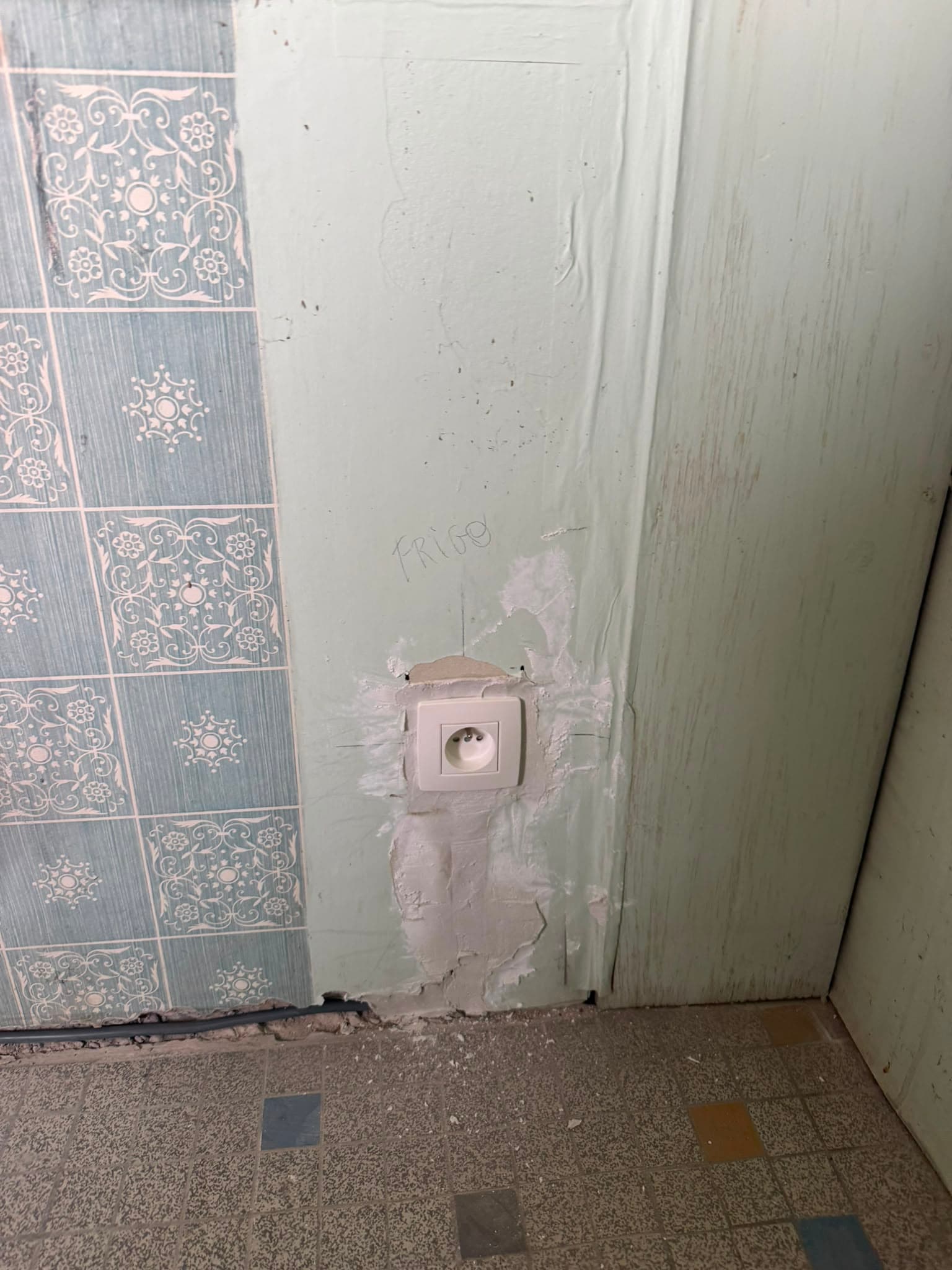 Ancien point électrique repéré au crayon avant travaux de rénovation à Genappe