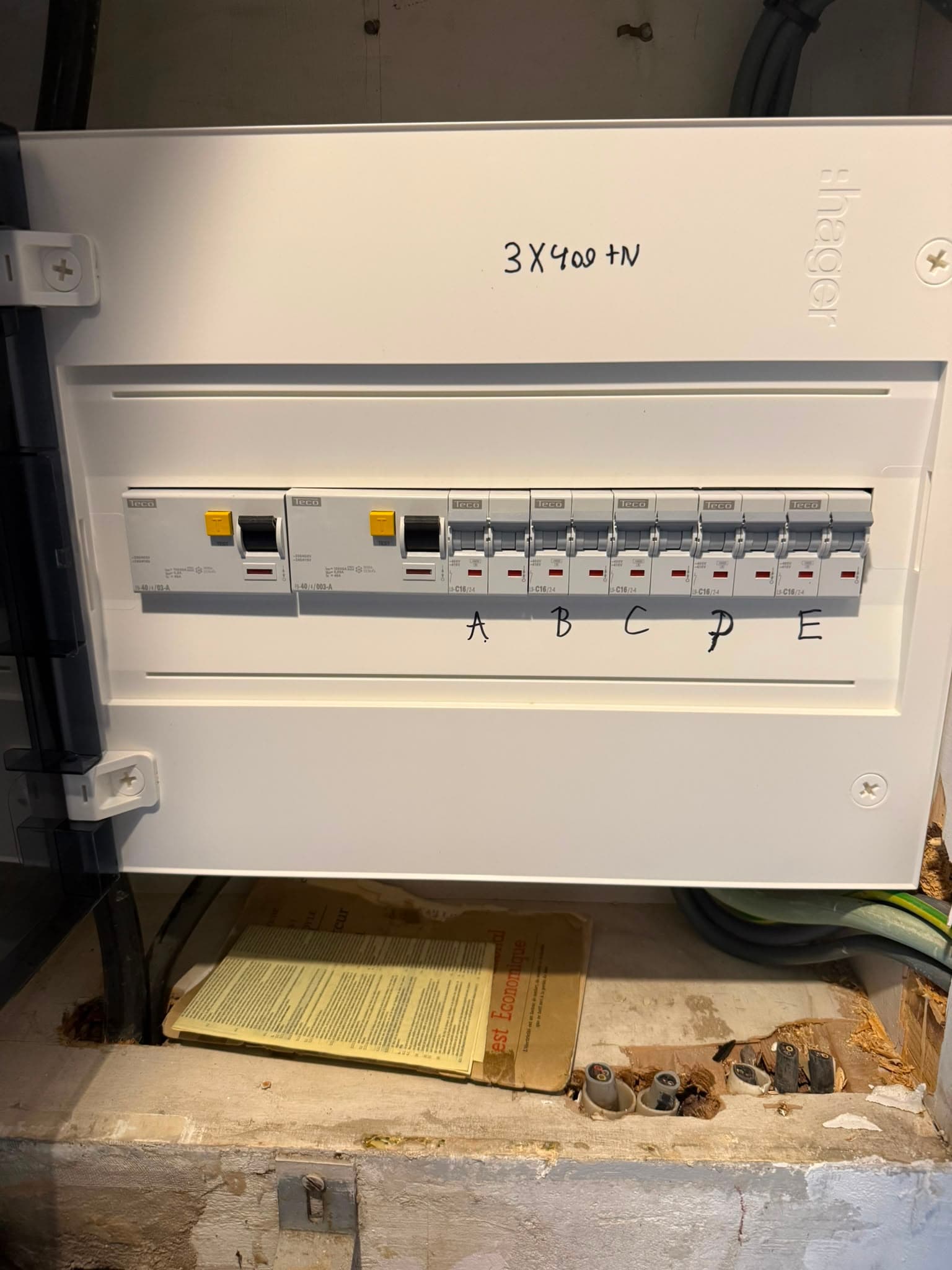 Tableau électrique conforme RGIE avec circuits repérés, installé par VK Elec